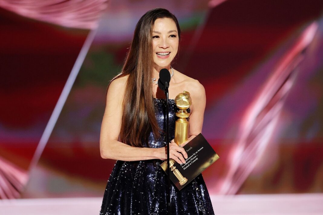 Trofi Pelakon Wanita Terbaik Golden Globe milik Michelle Yeoh