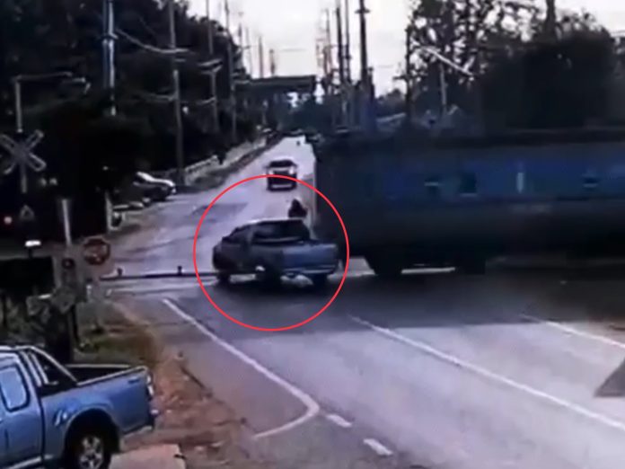 Lelaki maut, warga emas parah selepas pikap dirempuh kereta api