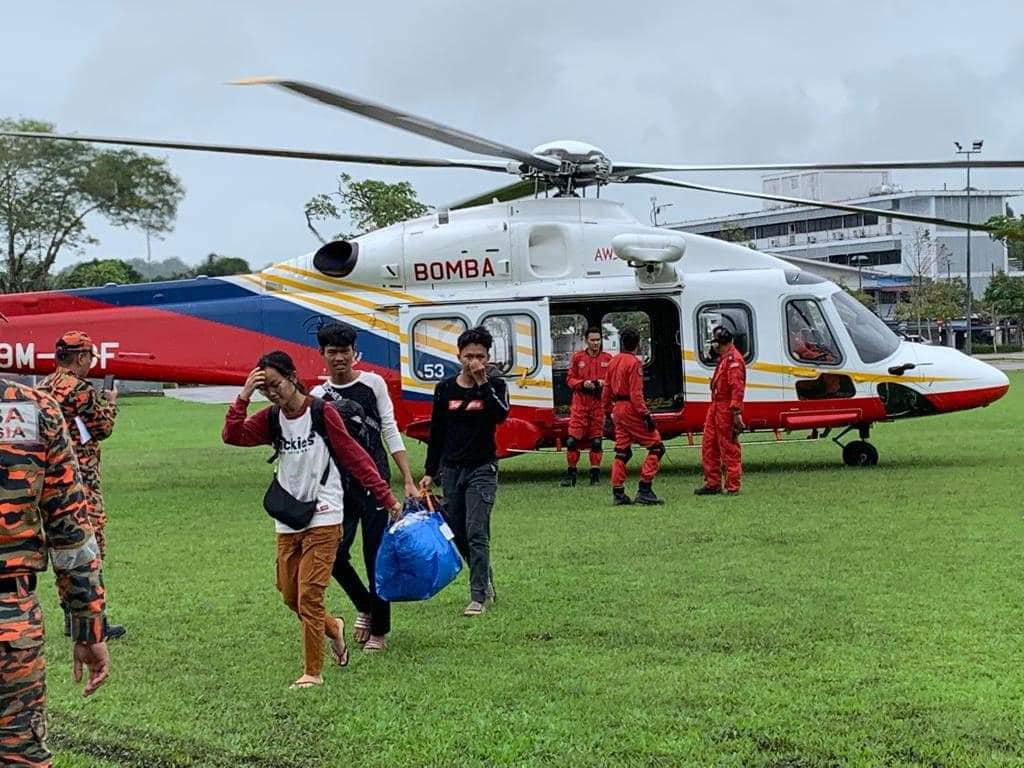 Tiga calon SPM Orang Asli naik helikopter untuk hadiri peperiksaan