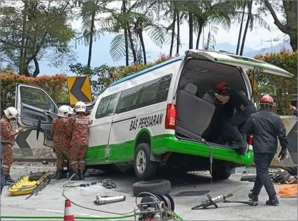 Enam maut, van persiaran terbabas di Jalan Genting