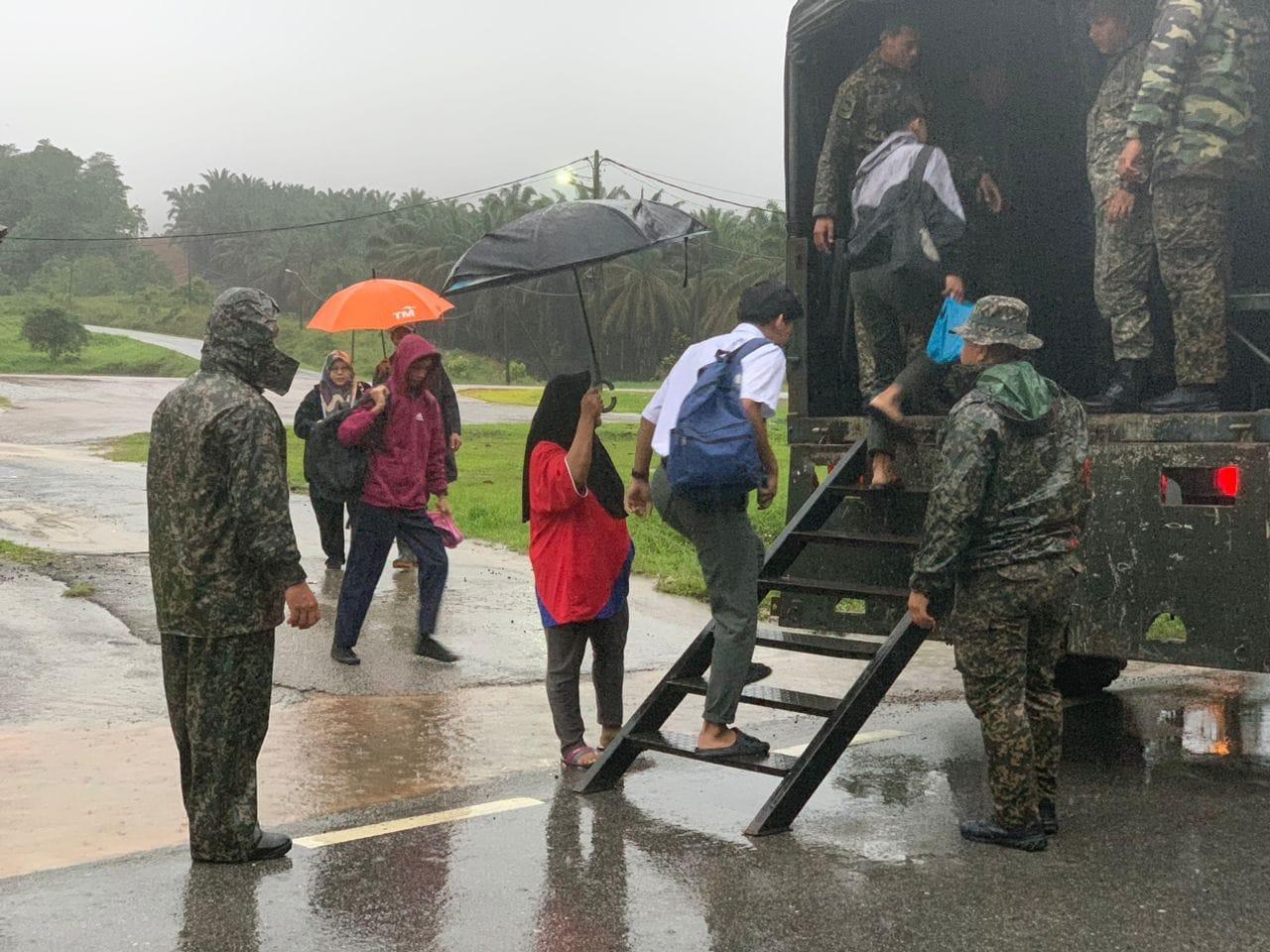 Banjir di Johor makin buruk, 5,878 mangsa di enam daerah dipindah