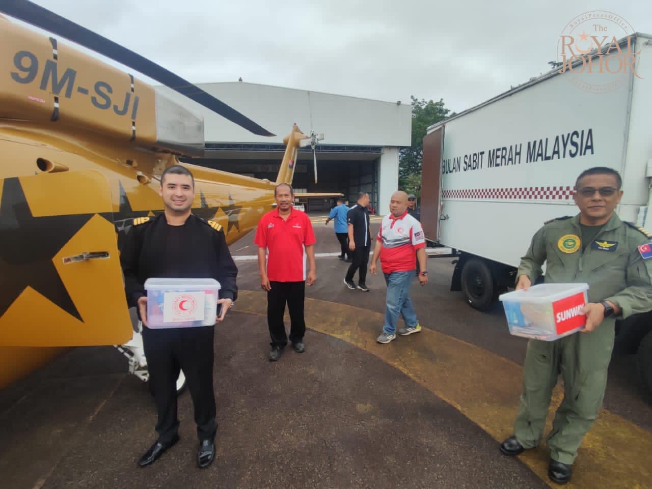 Tunku Idris terbangkan sendiri helikopter hantar bantuan mangsa banjir