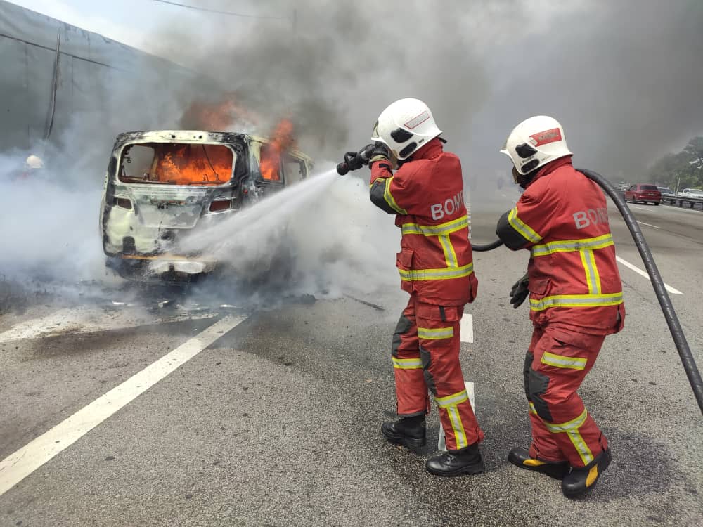 2 beranak terselamat MPV hangus di PLUS