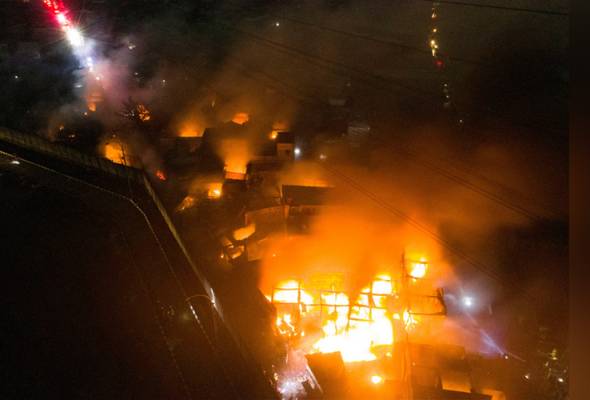 Depoh simpanan minyak terbakar: 17 maut, 50 melecur