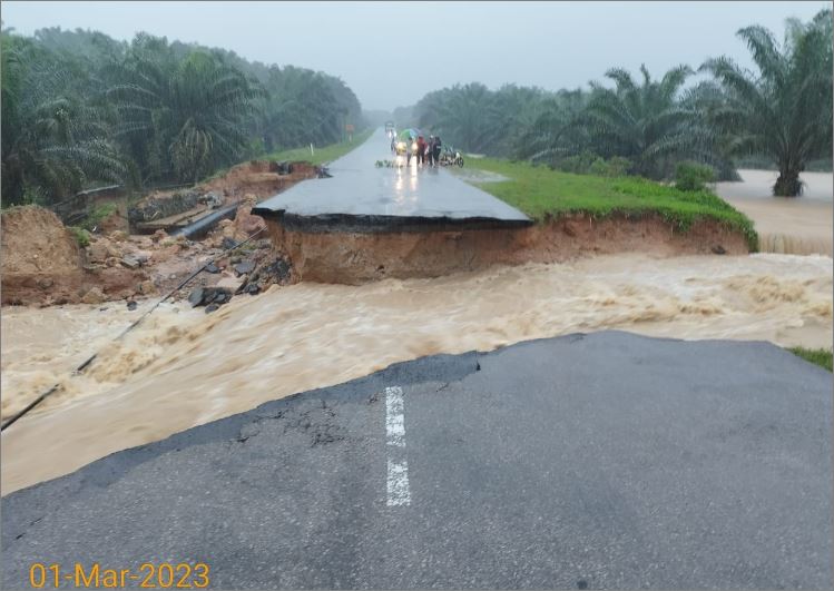 Jalan Labis-Chaah terputus, BBP Yong Peng ambil alih usaha menyelamat