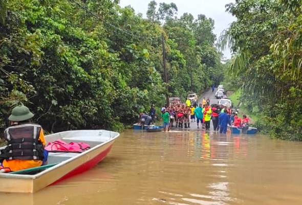 Wanita dikhuatiri lemas ketika menyeberang jambatan gantung