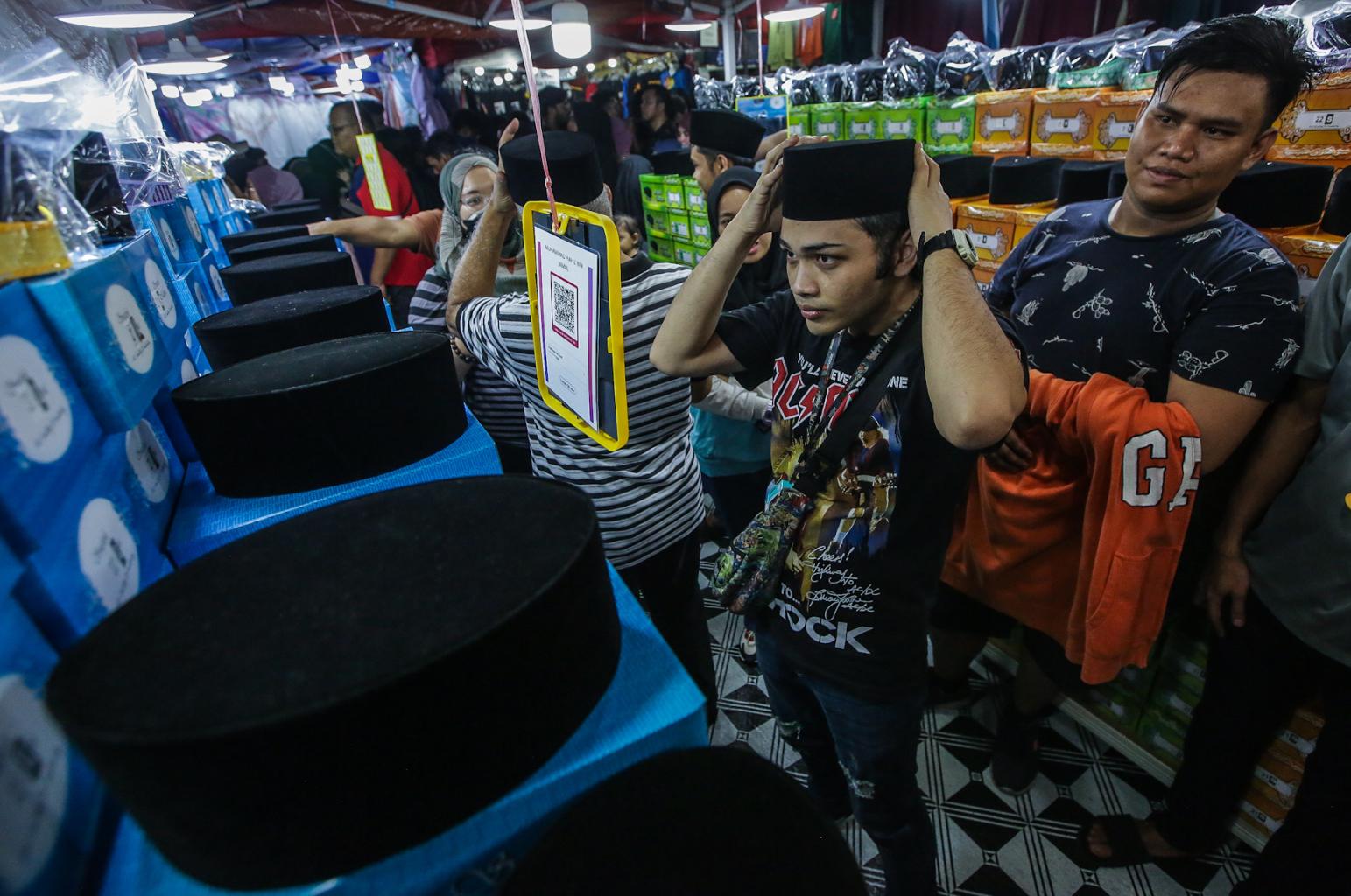 Warga kota buat persiapan akhir menjelang Syawal