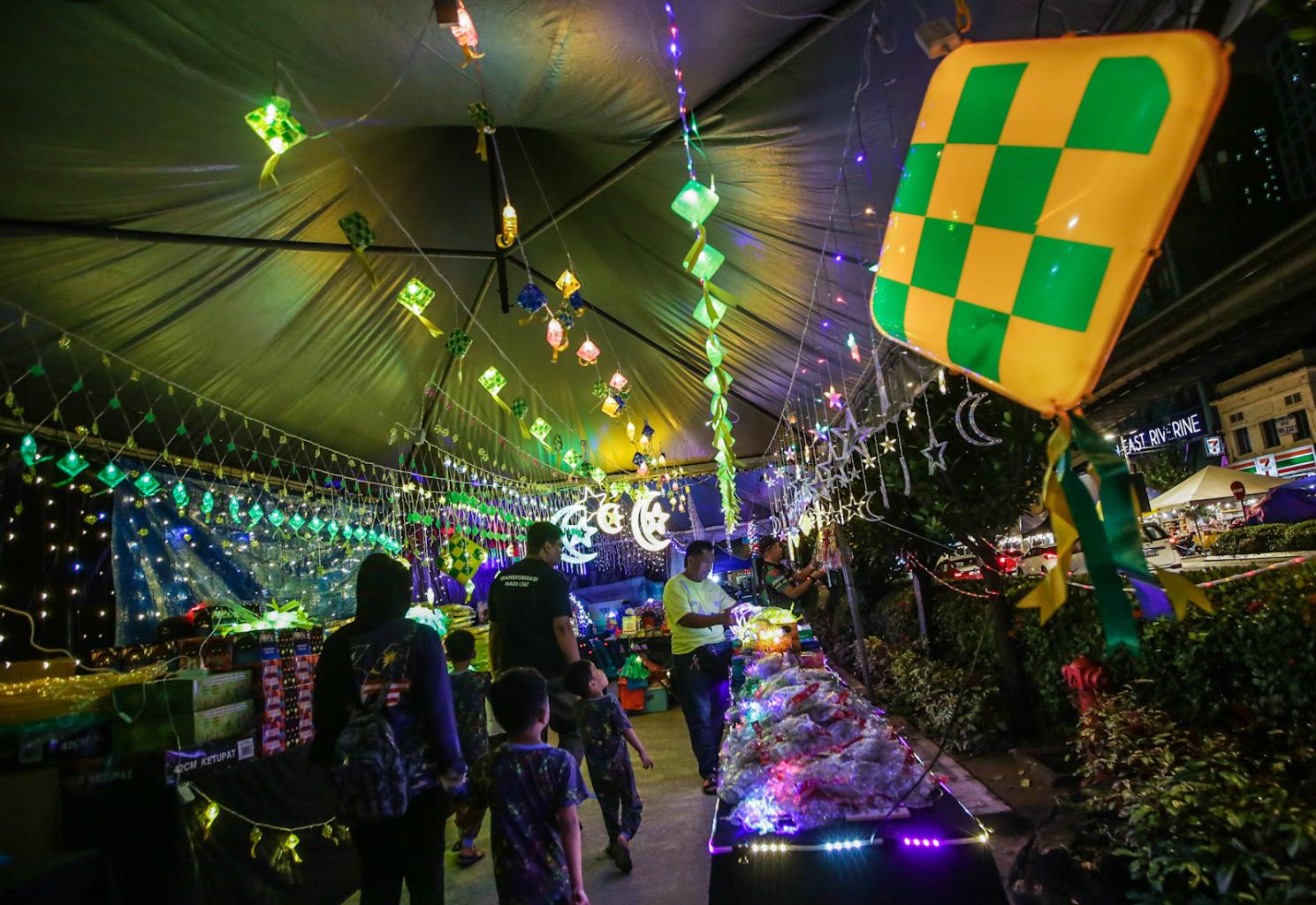 Kerlipan lampu LED penyeri suasana menjelang Aidilfitri