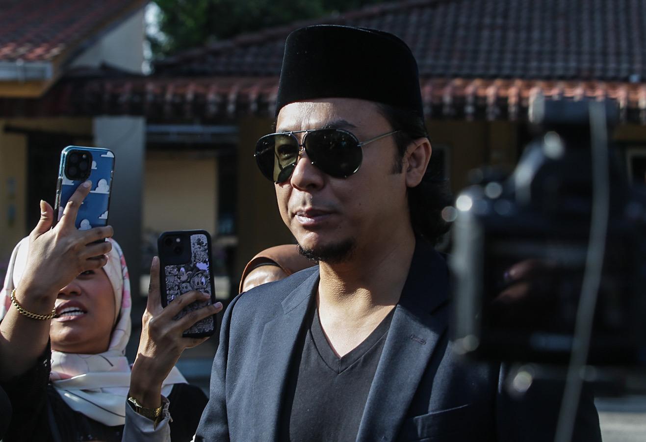 Syamsul Yusof tetap saman Farid Kamil