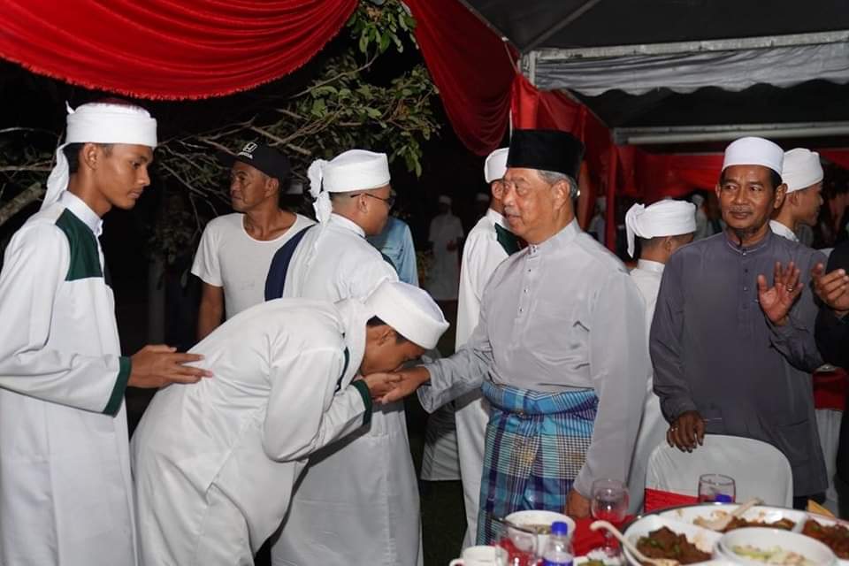 Muhyiddin raikan penduduk, golongan asnaf Pagoh