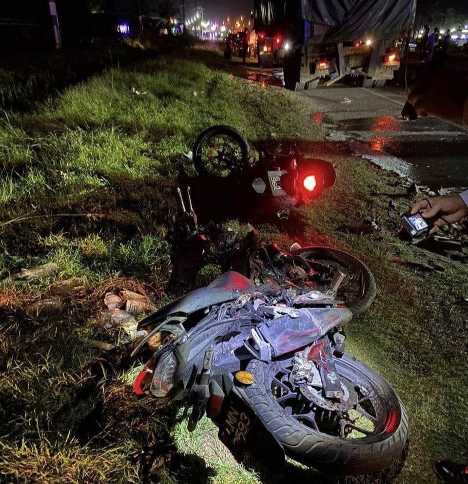 Empat motosikal bertembung treler: Tiga remaja maut, seorang parah