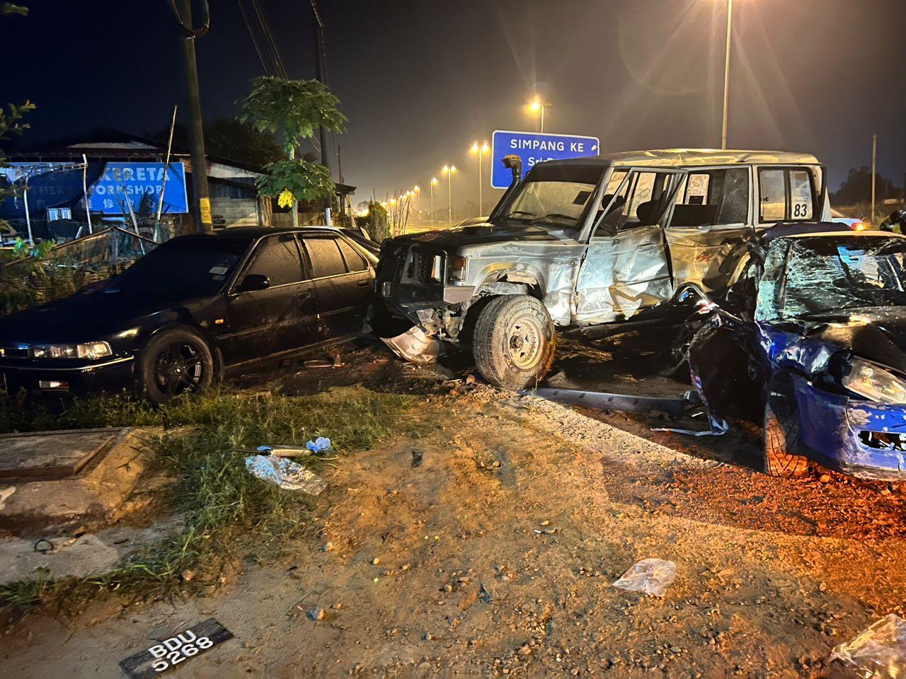 2 maut, 1 parah Honda Civic rempuh 4 kereta di hadapan bengkel