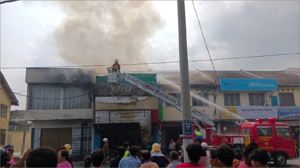 Berang cinta ditolak, penganggur bakar kedai telefon bimbit