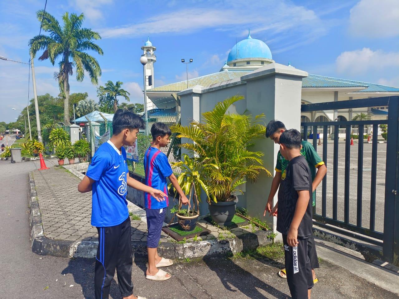 Remaja terkejut jumpa bayi dalam beg plastik depan masjid
