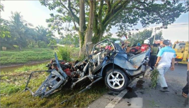 2 maut Proton Wira terjunam dalam sungai