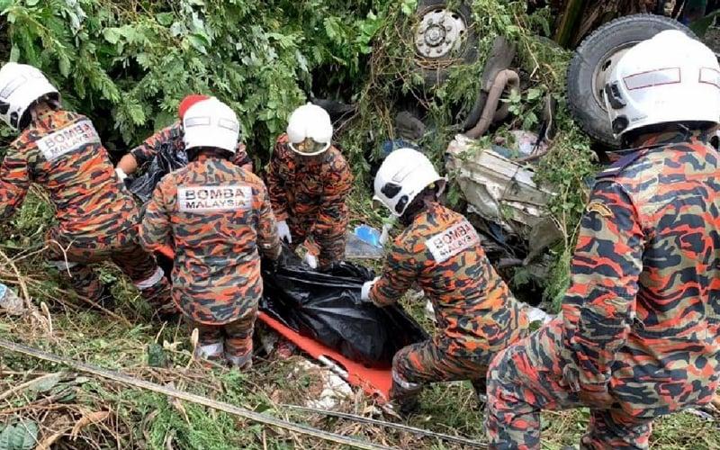 Lelaki maut, treler terjunam ke dalam gaung