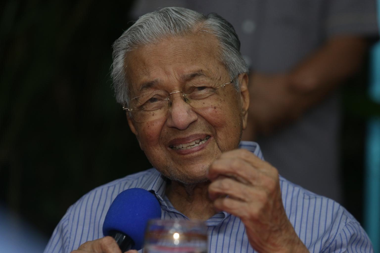 Generasi muda selesa dengan kesenangan, kurang minat politik – Dr Mahathir