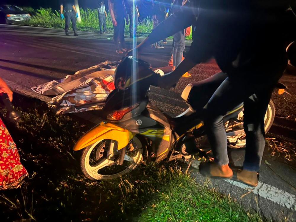 Motosikal langgar kerbau, penunggang maut, tiga lagi cedera