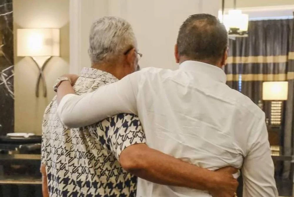 Gambar Hishammuddin peluk Noh curi perhatian