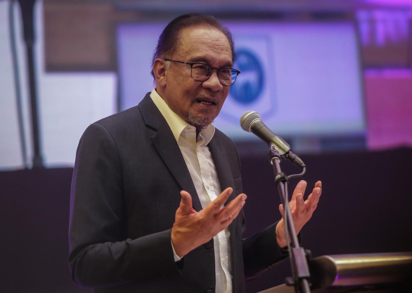 Anwar kemuka dokumen dakwa perjanjian hapus hutang peneroka Felda