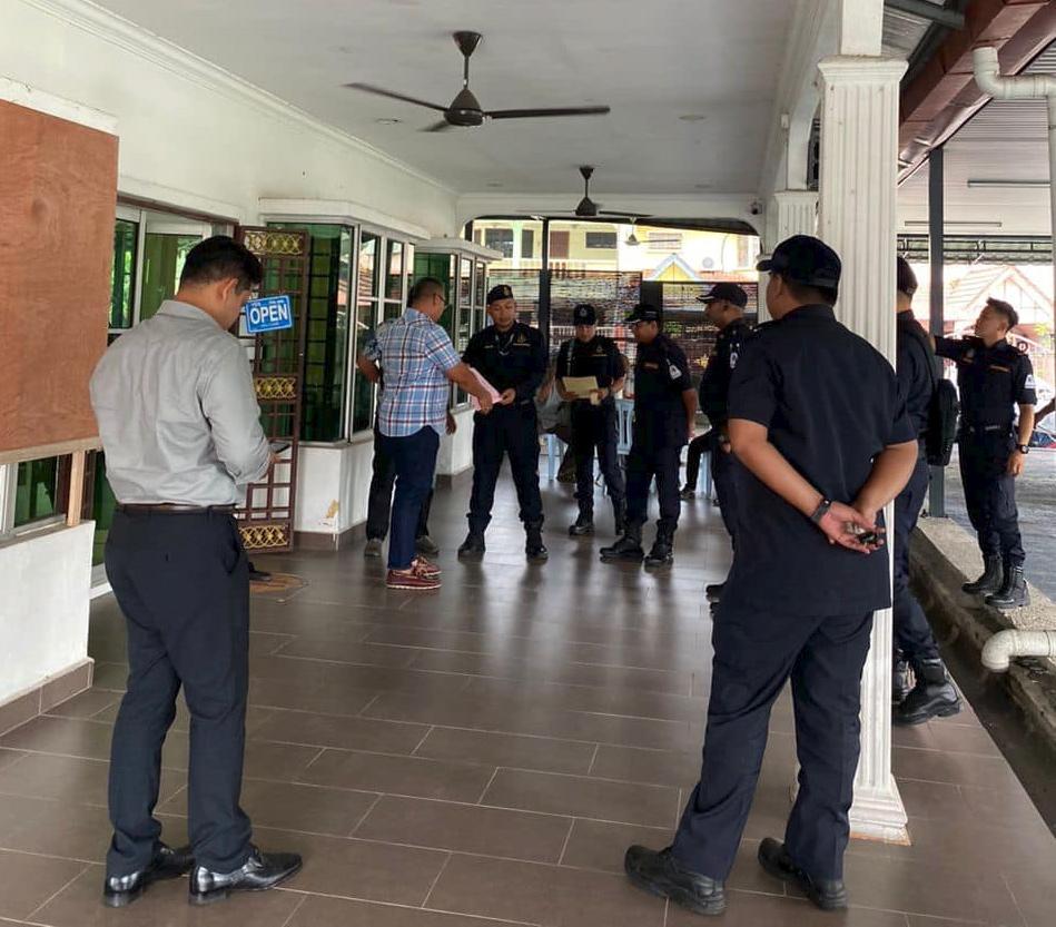 Selepas bidas kerajaan Selangor, pusat khidmat ADUN Bersatu cuba dirobohkan