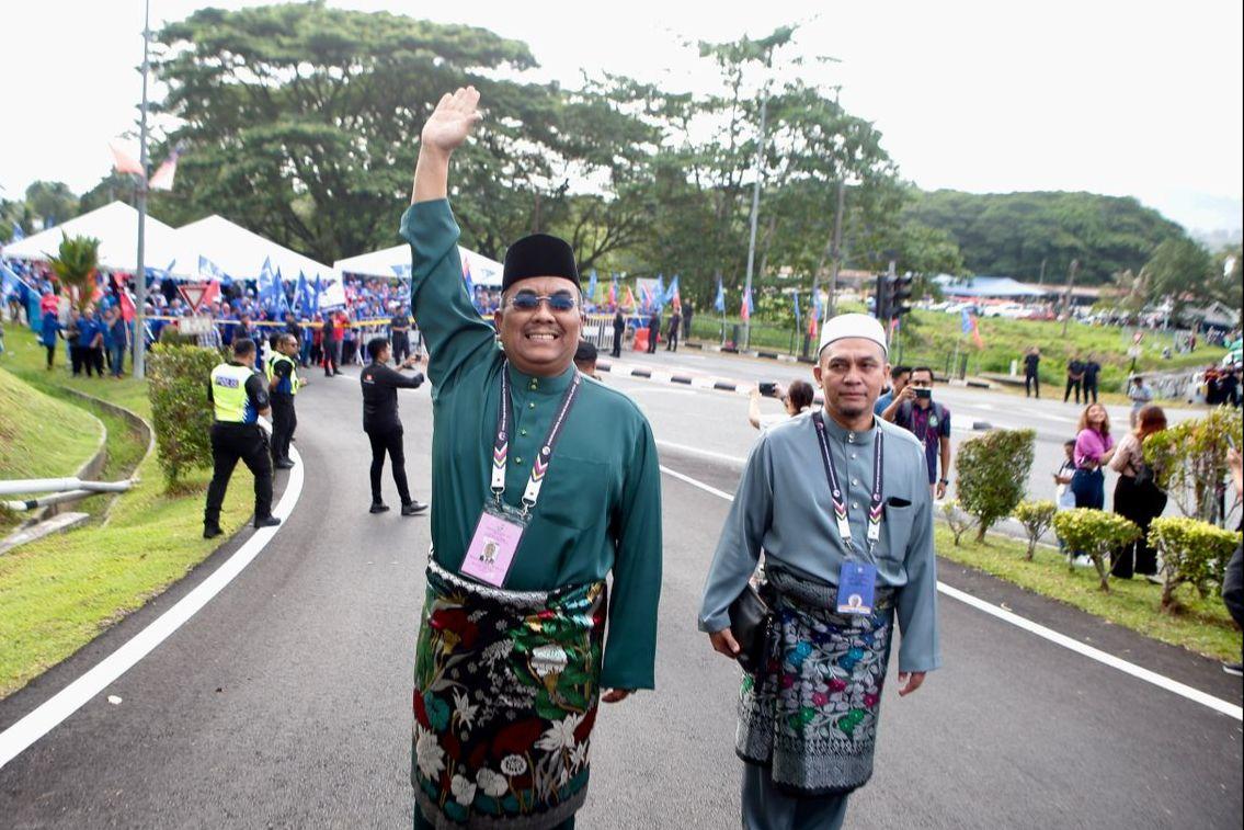 PRN: Sanusi angkat tangan ‘ala Anwar’ di hadapan penyokong PH, BN